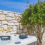 Irini's Earth House With Jacuzzi *