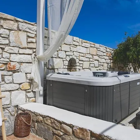 Irini's Earth House With Jacuzzi *